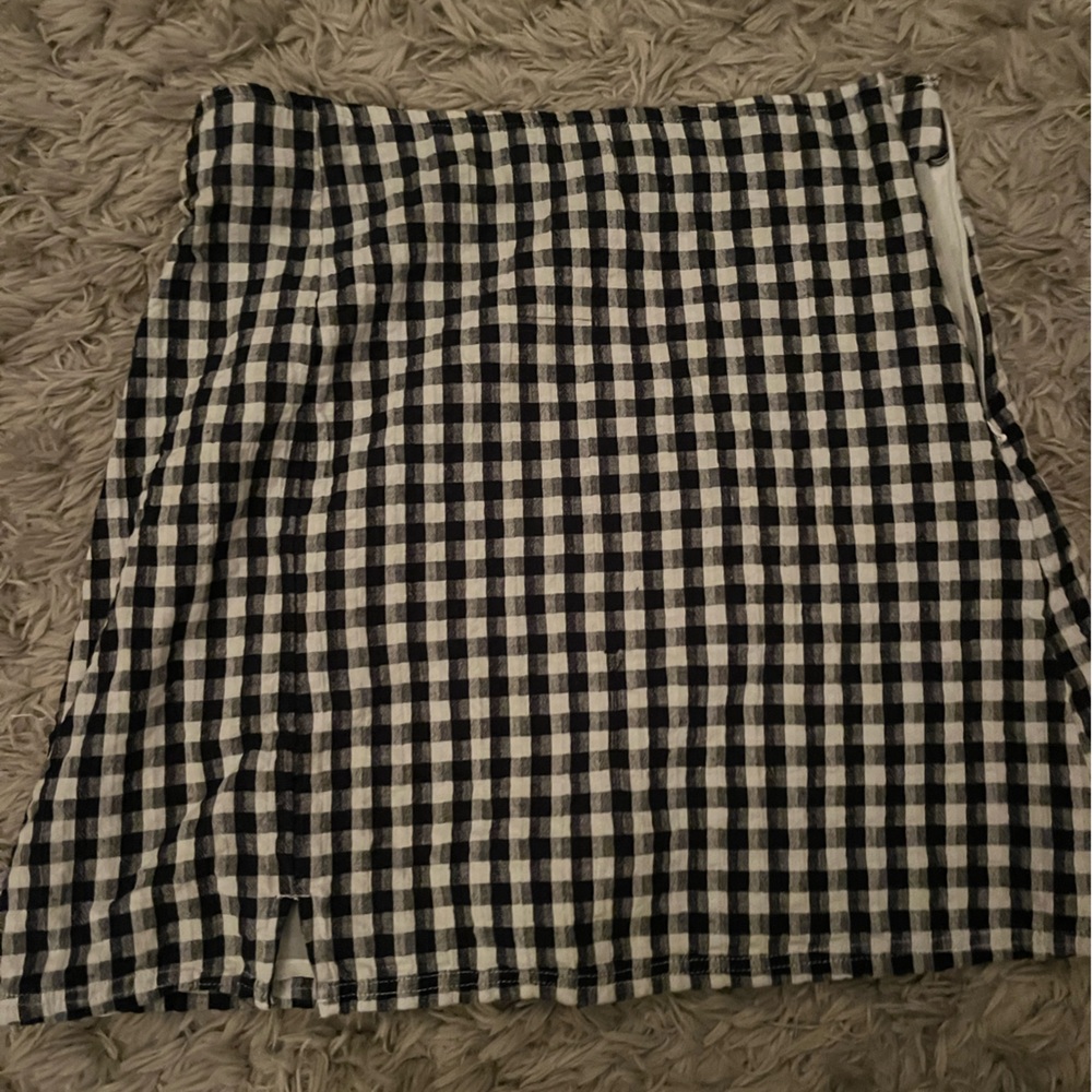 American Eagle black and white checkered skirt. Size small.